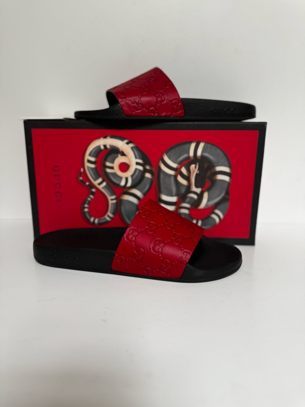 Gucci Women’s Signature Hibiscus Red Embossed Leather Slide Sandals Size 39 - Picture 2 of 11